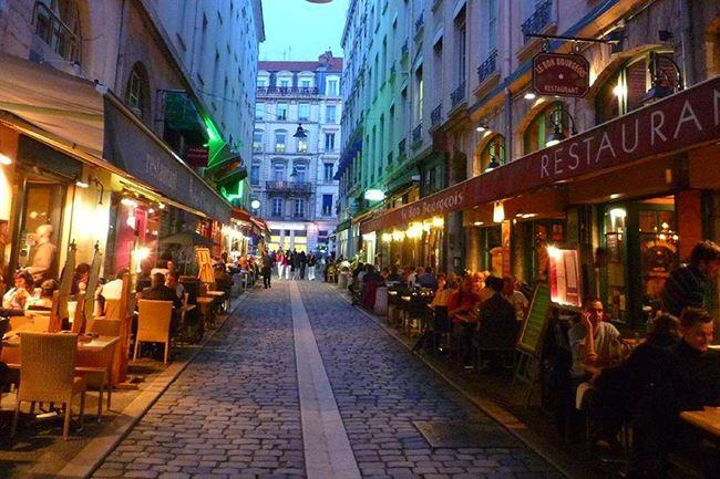 Qui connait un bon bouchon lyonnais ? Mais un vrai, pas un attrape touriste ! Avec un bon rapport qualité/prix c'est encore mieux ! C'est pour un dîner en amoureux. ❤
