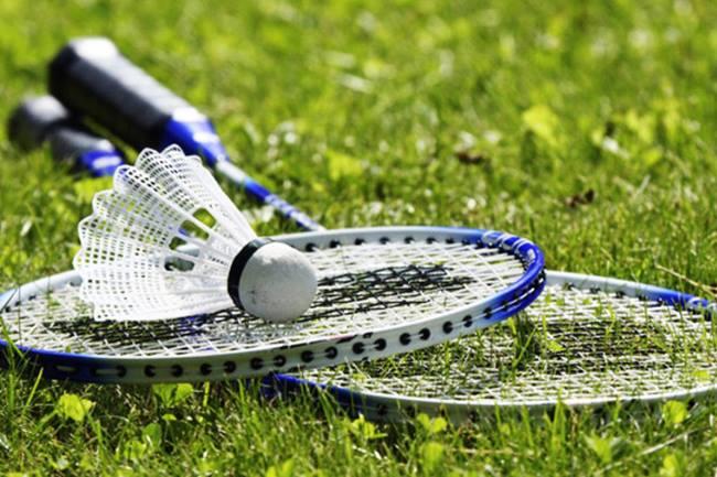 Qui connaît un bon endroit pour faire du badminton entre collègues, si possible, facilement accessible en transports ?