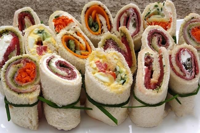 Qui connaît un bon traiteur pas hors de prix pour faire un buffet sympa ? J'ai une vingtaine d'invités pour mon anniversaire, et je ne veux pas passer la journée aux fourneaux.