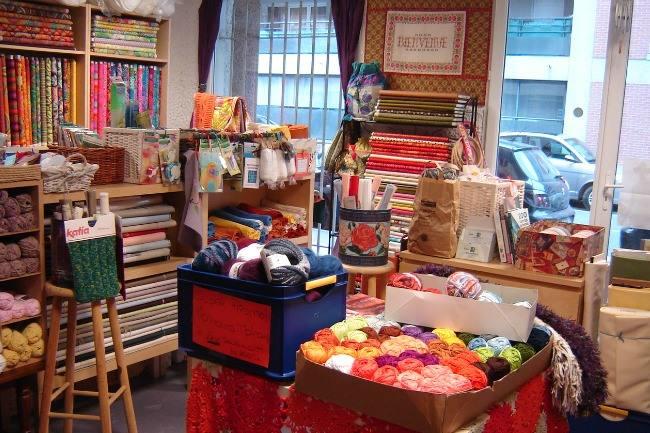 Qui peut me recommander une broderie à Lyon ? J'ai acheté une robe de chambre-plaid et je souhaite la faire personnaliser ! Beaucoup d'endroits font les broderies seulement sur leurs propres articles mais j'ai déjà les miens...