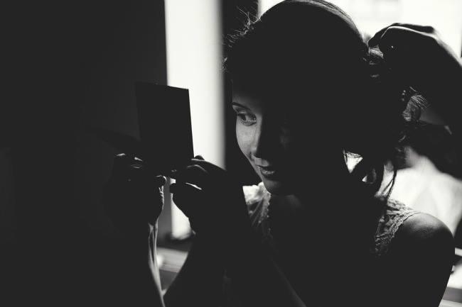 Je cherche un bon photographe à Lyon pour une séance photo avec ma maman et moi. Des moments d'affection, des sourires, de la complicité... Qui pourrait nous surprendre à votre avis ? Copyright : Jehanne Moll