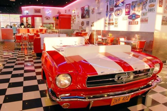 Qui connaît un resto pour un VRAI dîner américain avec banquettes et ambiance 50s à Lyon ou dans les environs ?