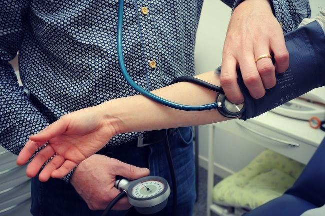 Qui connaît un bon médecin A L'ECOUTE qui se déplace à domicile à Lyon ? Je me suis déboité un genou en m'étirant et je garde mon bébé toute la journée donc je ne sais pas comment me déplacer chez mon médecin traitant !