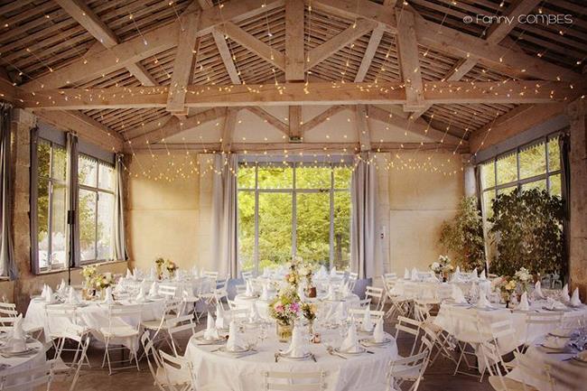 Pouvez-vous m'indiquer les plus belles salles de mariage à Lyon et dans les environs ? Je recherche un lieu parfait, dans l'idéal avec un bel espace à l'extérieur, avec du caractère...