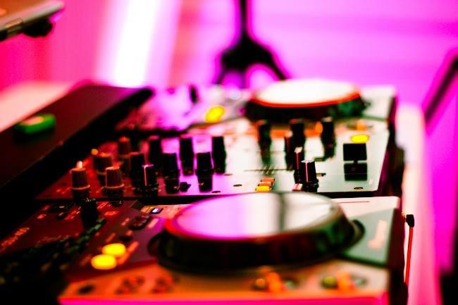 Qui connaît un bon DJ qui peut venir avec son matos pour animer une fête privée ?