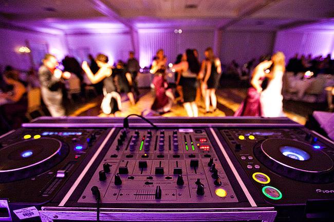 Qui connait un bon DJ pour un mariage à petit budget ?