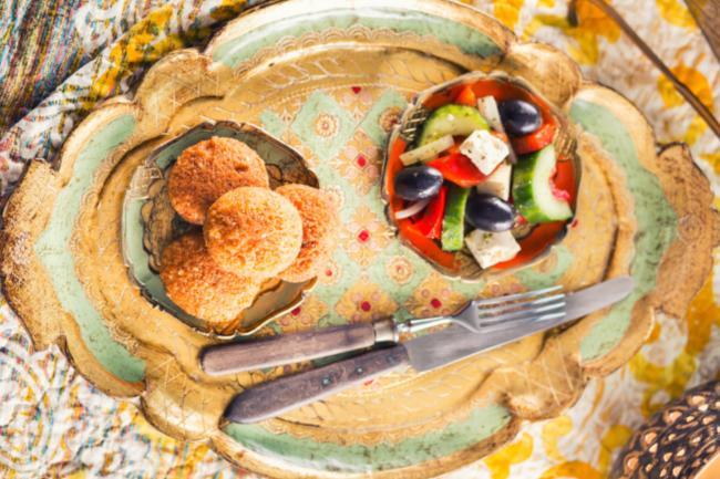 Qui connaît un bon restaurant libanais ou syrien, où la nourriture est bonne et où le cadre est chaleureux ? Si en plus il livre, alors là ce serait le summum. :)