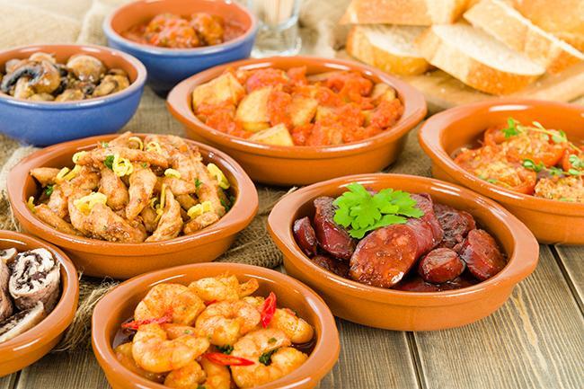Je cherche un bar à tapas qui fasse passer des groupes de musique. Vous en connaissez ?