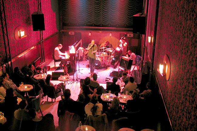 Je suis à la recherche d'un café-théâtre sur Marseille ! Des bonnes adresses à me conseiller ?