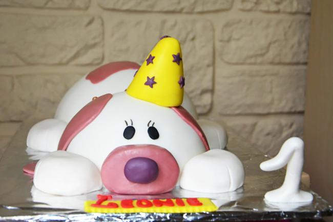 Qui connaît un bon pâtissier qui réalise des gâteaux à étage avec pâte à sucre et en 3D pour mon bébé qui fête ses 1 an dans un mois ?