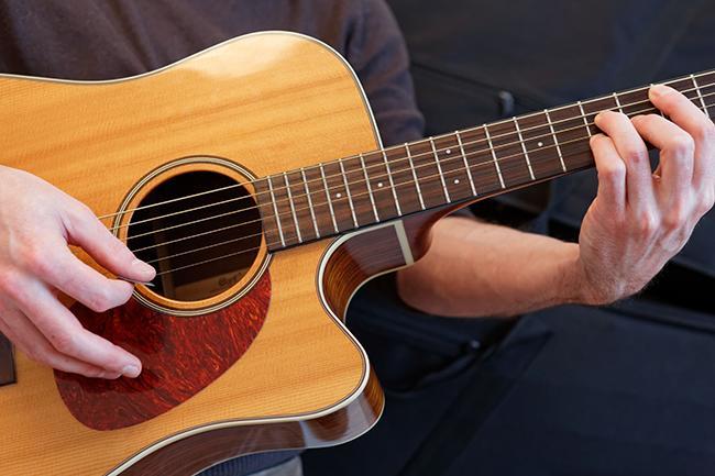 Qui connaît un bon prof de guitare ou un établissement donnant des bons cours pour adulte débutant ?