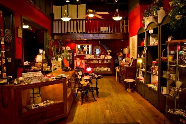 Qui connaît une petite boutique à Marseille pour acheter des beaux cadeaux de Noël ce week-end ? J'aimerai trouver des beaux objets, avec une recherche créative, sans tomber dans le gadget un peu idiot... Cela peut aussi être de l'alimentation ou du chocolat. Je suis ouverte à toute proposition !