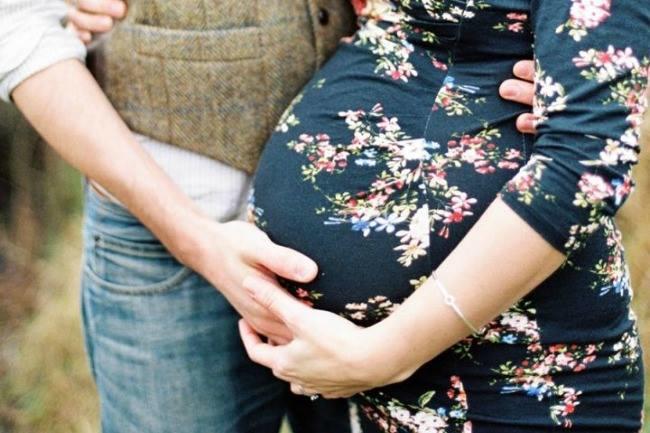 Qui connaît un bon médecin qui pourrait me donner des conseils pour ma grossesse compliquée ? Je n'ai pris qu'un kilo en 6 mois car je vomis tout ce que je mange. On m'a dit que ce n'était pas grave mais ça reste insupportable...