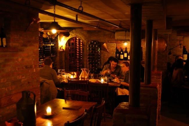 Je recherche un petit resto intimiste, sans envie particulière, je voudrais une petite carte, un personnel gentil et une ambiance comme à la maison. Un endroit pour me sentir comme chez moi. Racontez-moi votre meilleure experience à Marseille...