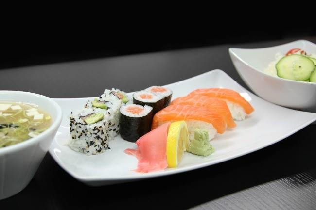 J'ai une envie soudaine de manger des sushis... Qui connaît un resto qui LIVRE à Marseille avec des personnes sympathiques au bout du fil et un tarif raisonnable ? Je suis étudiante...