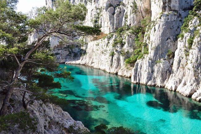 Qui connaît une auberge ou un hôtel-restaurant authentique et paradisiaque dans les calanques pour un week-end romantique ?