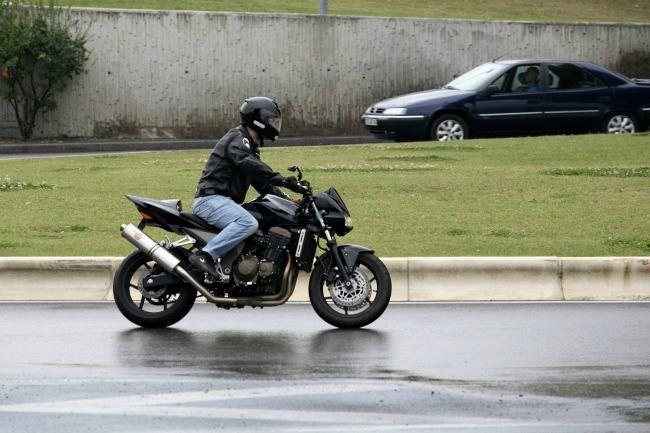 Qui connaît un bon magasin d'équipement pour motards : veste , casque, chaussures, gants... où l'on reçoit de bons conseils ?