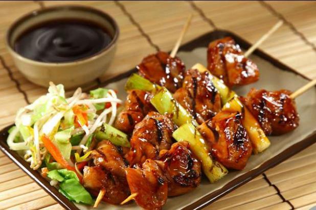 Qui connaît un resto japonais qui propose d'autres spécialités que les habituels sushis et makis ?