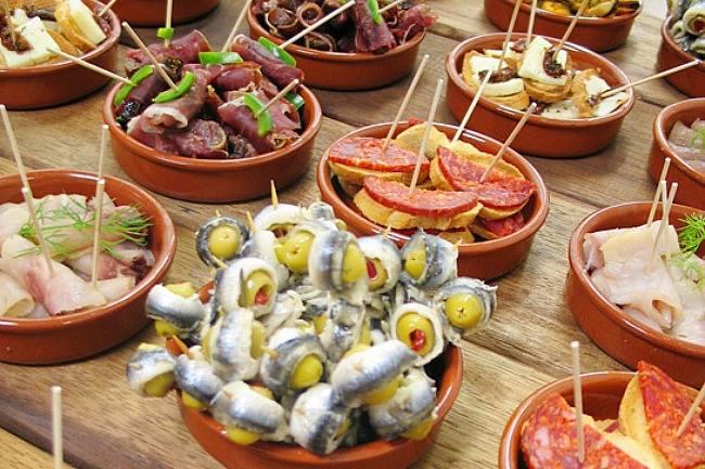 Qui connaît un endroit agréable genre resto de tapas qui pourrait accueillir 25 personnes pour mon anniversaire ? Idéalement privatisable :-) !