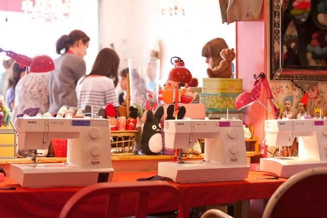 Qui connait un atelier de couture cosy/girly pour prendre des cours à un prix raisonnable avec une prof sympa qui a du goût ?! Je n'arrive pas à trouver l'équivalent de mon petit atelier marseillais ! Merci !