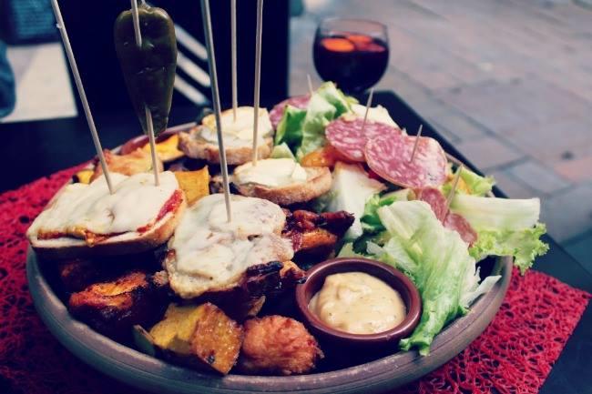 Qui connaît un endroit convivial à Montpellier, de préférence en terrasse, pour apprécier de bons tapas autour d'une bouteille de vin ? Bref, un endroit où l'on se sent tout de suite bien.