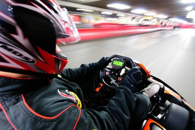 Où faire du karting dans les environs de Montpellier ? Si possible un endroit avec tout ce qu'il faut, y compris pour manger entre amis après la course...