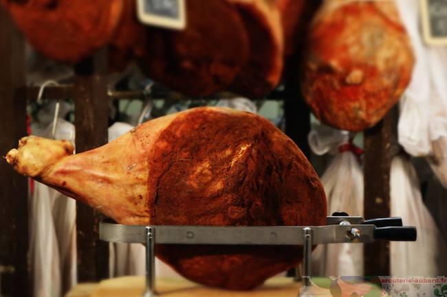 Qui connaît un bon endroit où trouver un jambon entier serrano ou espagnol dans la région ?