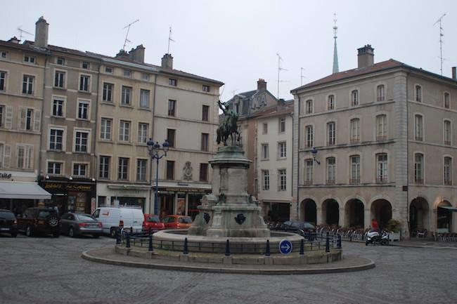Qui connaît un petit resto sympa proposant des plats du jour variés le midi en semaine à tarif correct aux alentours de Ville-Vieille Léopold ? Je viens de commencer à travailler sur Nancy et il me manque quelques bonnes adresses !