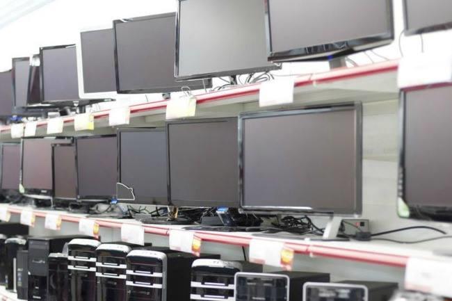 Qui connaît un informaticien de bon conseil qui pourrait nous aider à choisir notre PC et s'occuper de l'installation des logiciels ?