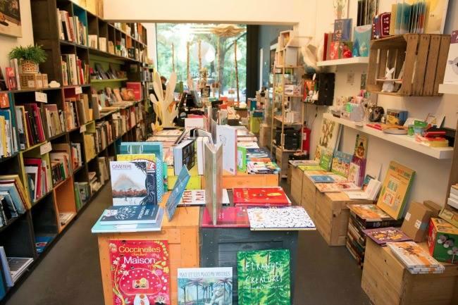 Qui connaît un magasin ou une petite boutique pour acheter des cadeaux de noël en dernière minute ? J'en connais déjà beaucoup mais j'aimerai essayer un autre endroit cette année. Si possible avec des beaux objets qui sortent de l'ordinaire et qu'on ne voit pas dans tous les magasins de gadgets.