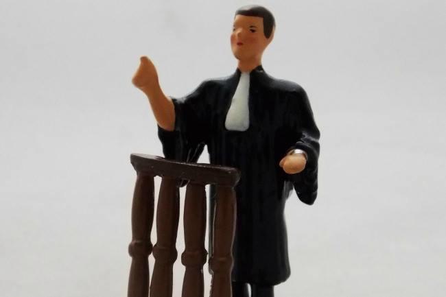 Qui connaît un très bon avocat spécialisé dans les conflits liés à la garde d'enfant et à la fixation de la pension ? Merci !