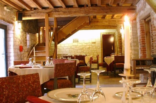 Qui peut me donner le MEILLEUR restaurant avec les critères suivants : situé à la campagne, loin du centre de Nancy, vieilles pierres et ambiance hors du temps ? Avez-vous fait de belles découvertes dernièrement ? Merci :)