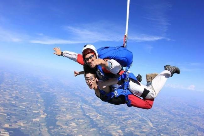 Qui connaît LE meilleur endroit dans les environs de Nantes où sauter en parachute pour la première fois ? C'est pour offrir !