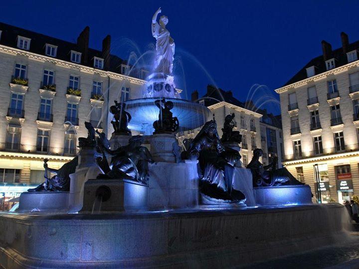 "Nantes : peut-être avec Paris la seule ville de France où j'ai l'impression que peut m'arriver quelque chose qui en vaut la peine, où certains regards brûlent pour eux-mêmes de trop de feux, où pour moi la cadence de la vie n'est pas la même qu'ailleurs, où un esprit d'aventure au-delà de toutes les aventures habite encore certains êtres, Nantes, d'où peuvent encore me venir des amis."