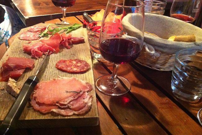 Qui connaît un bon bar à Nantes qui sert des planches apéritives en terrasse ?