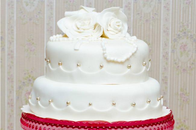 Qui connaît un bon pâtissier qui pourrait faire un gâteau de première communion pour ce dimanche ?