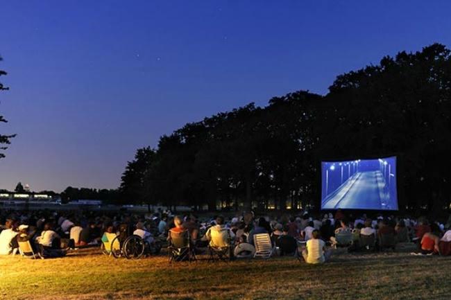 Y a-t-il sur Nantes des cinémas en plein air durant l'été ? Parce que Derrick et Camping paradis à la télé, ça va 5 minutes...