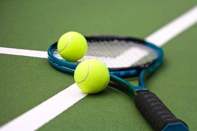 Nous sommes à la recherche de terrains en libre-accès pour jouer au tennis ou au volley. Sur du béton, du sable ou de l'herbe peu importe ! Tant qu'on peut s'amuser !