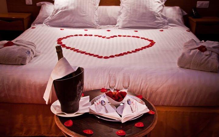 Quelqu'un pourrait me conseiller un petit hôtel romantique du côté de Nantes ? Nous serons de passage sur la route des vacances et aimerions en profiter pour découvrir un peu votre ville !