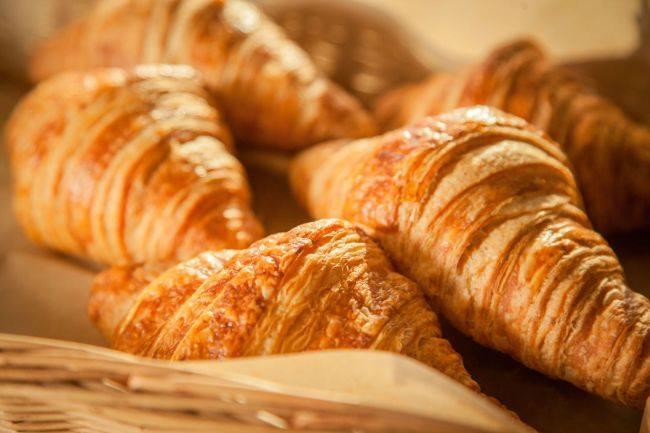 Qui connaît la boulangerie où je peux trouver les meilleurs croissants de la ville ?