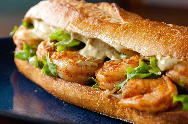 Qui connaît une bonne sandwicherie où l'on peut s'asseoir pour déjeuner dans le centre ?