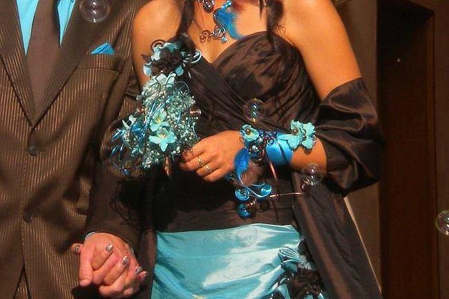 Qui connaît un magasin où l'on vend des robes de mariée colorées ? Chocolat et turquoise par exemple !