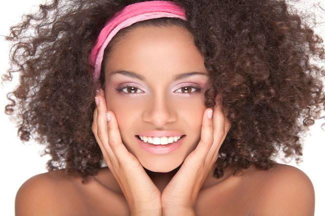 Qui connaît un coiffeur doué pour redonner de la vitalité à mes cheveux indomptables ? Quelqu'un qui a vraiment l'habitude de coiffer des têtes bouclées !