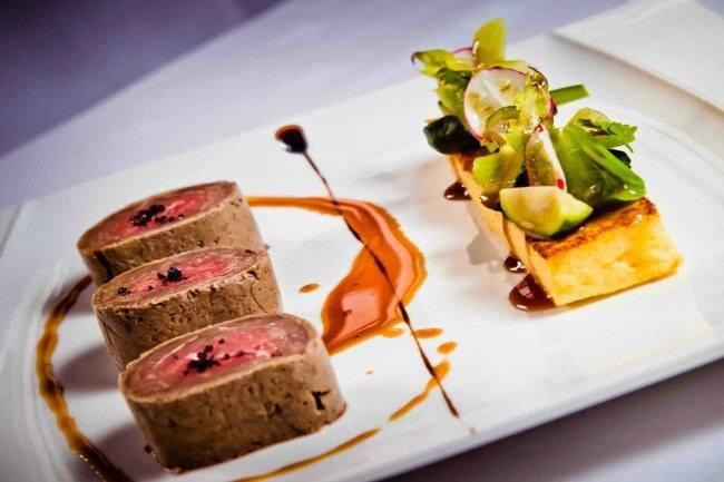 Qui connaît un bon restaurant gastronomique qui sorte de l'ordinaire pour fêter un anniversaire ?