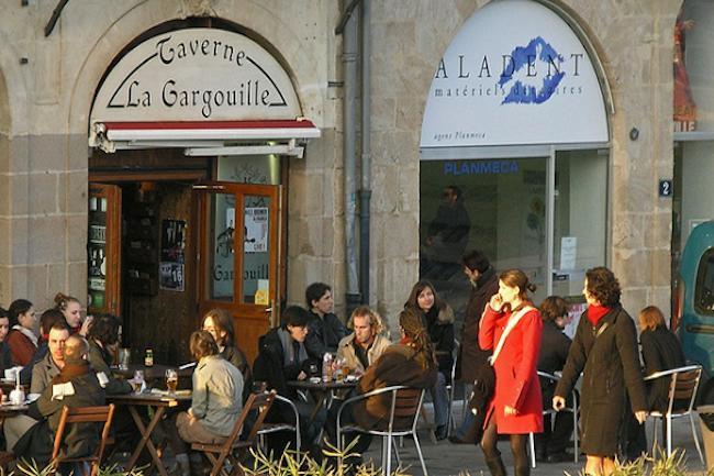 Qui connaît un bon resto sans réservation et qui offre un service continu ? Je bosse jusqu'à 15h et je me fais tout le temps avoir... Merci ! :-)