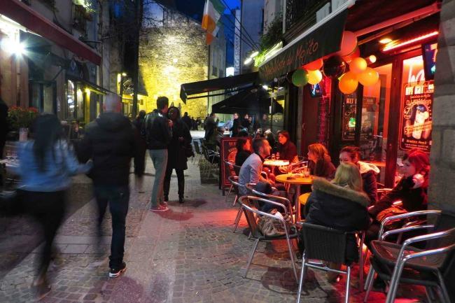 Qui connaît un restaurant typiquement nantais à tester absolument dans le quartier Bouffay ?