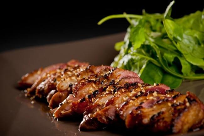 Quelqu'un connaît un resto réputé pour manger un crapuleux bout de viande bien tendre ? Avec une bonne sauce pour accompagner. Amis amateurs de viande, où avez-vous le mieux mangé dernièrement ?