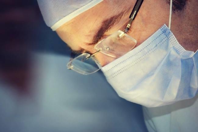 Qui peut me conseiller un chirurgien orthopédique hautement recommandable à Nantes pour une prothèse de hanche ?