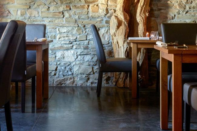 Je cherche un resto LOIN de Nice, à la campagne avec de vieilles pierres pour m'évader le temps d'une soirée hors du temps avec mon amoureux. Vous avez des suggestions ?