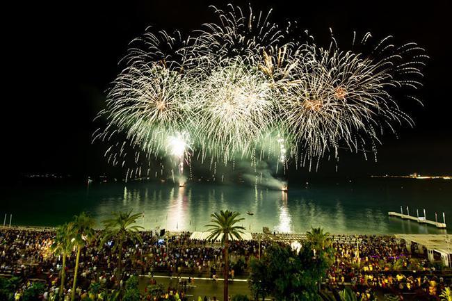 Qui connaît un bon endroit d'où je pourrai bien voir le feu d'artifice ce soir ?